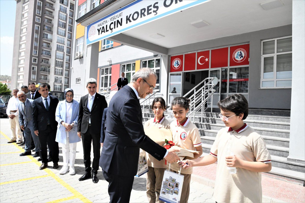 🇹🇷Valimiz Sayın Seddar Yavuz, Yalçın Koreş Ortaokulu'nu ziyaret ederek, Bedensel Engelliler Atletizm Yıldızlar Türkiye Birinciliği Yarışmaları'nda oturarak gülle atma branşında Türkiye Şampiyonu unvanını kazanarak bizleri gururlandıran M. Beril Alçık öğrencimizi başarılarından