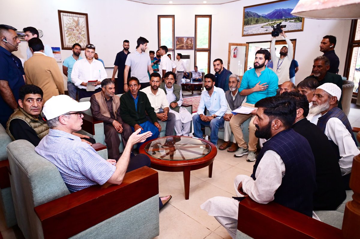 CM_JnK's tweet photo. Met delegates from various walks of life led by MLA Pahalgam @altaf_kaloo sb. Valuable insights were shared on local issues and aspirations. The support extended by locals to tourists and the administration during the recent unfortunate incident was exemplary and deeply praised. https://t.co/pvyWlz1oVX