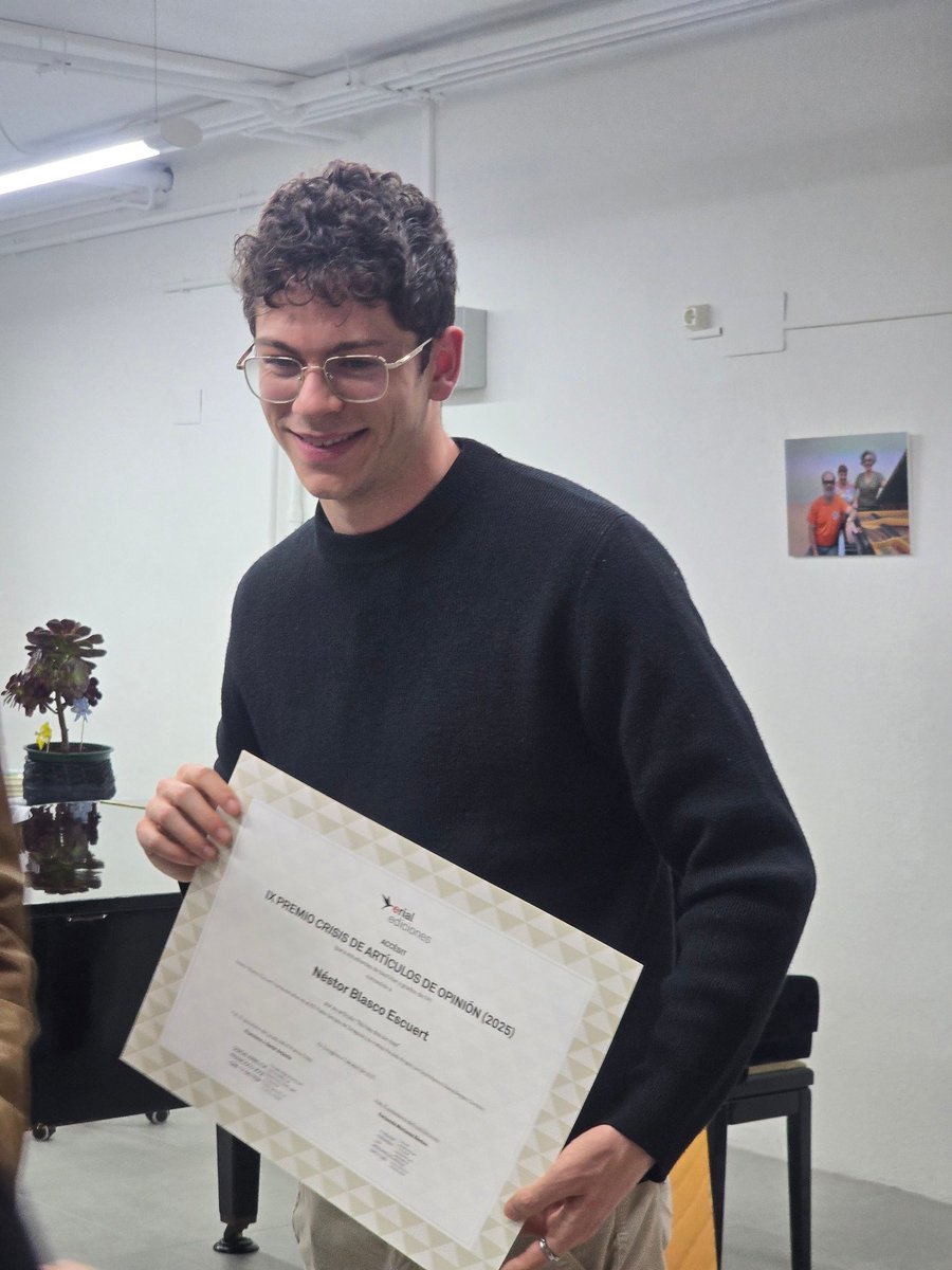 Néstor  Blasco, alumno de 2º BCA, obtuvo el segundo premio de los IX Premios Crisis, cuyo acto de entrega tuvo el honor de organizar el Dpto. de Lengua y Literatura.
Agradecemos esta iniciativa a los responsables: Revista Crisis, <a href="/erialediciones/">7</a>  y Aragonex
<a href="/ErialEdiciones1/">Erial Ediciones</a>