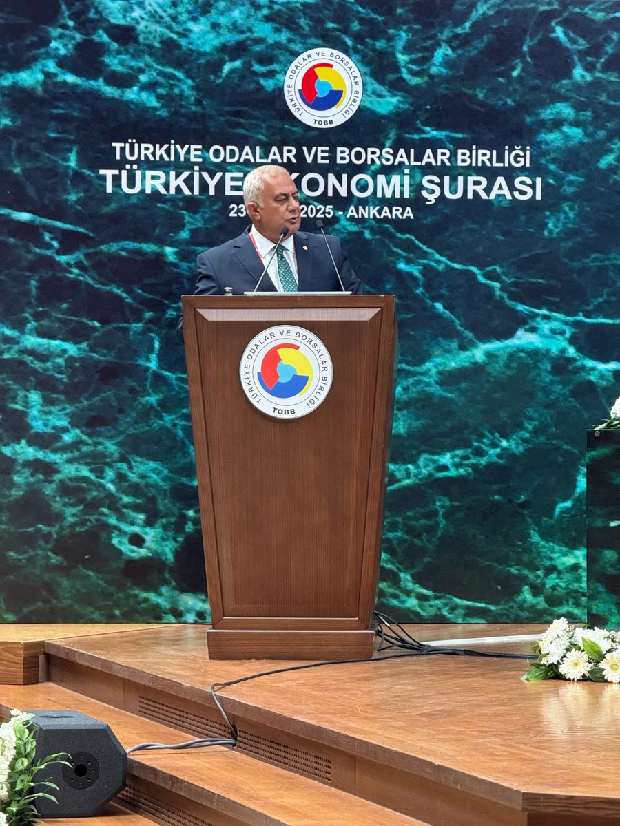 Ercistso's tweet photo. Başkanımız Sn. Murat İZGİ İlçemizin başlıca sorunlarını Cumhurbaşkanı Yardımcısı Sn. Cevdet YILMAZ TOBB Başkanı Sn. M. Rifat HİSARCIKLIOĞLU ve ilgili Bakanların katıldığı Türkiye Ekonomi Şurasında dile getirerek bu sıkıntıların çözülmesini talep etti. @Muratizgi65 https://t.co/BKeG7EDnL8