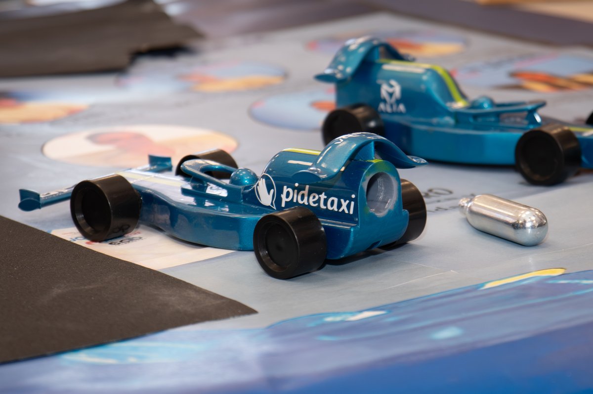 formulamadcup's tweet photo. Ingenio, esfuerzo y mucha emoción. 

STEM Racing es un evento donde la educación se convierte en motor del futuro.

@STEMRacingHQ @F1inSchools_es https://t.co/szvHxtBkUA