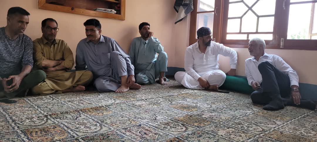 DailyAsianMail's tweet photo. ادارہ ایشین میل کے مدیر اعلیٰ رشید راہل کی والدہ ماجدہ کا انتقال، تعزیت کا سلسلہ جاری
#taziyat #Rashidrahil https://t.co/sX0ElOHtG8