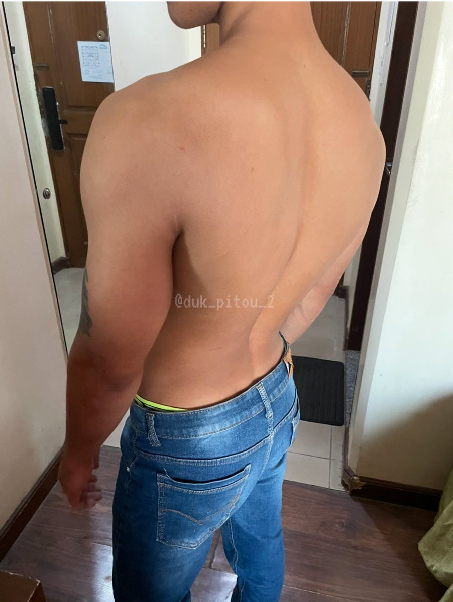 Duk_Pitou_2's tweet photo. Habang kami'y papatulog na nitong straight hunk na nakilala ko sa bus terminal, biglang tumawag ang isang makulit na baklang high school teacher na matagal na palang uhaw sa kanya. Todo effort si Mamang paikutin si bagets para magkita sila, samantalang ako naman, himas-himas ang abs niya. 🤪🤤

first time ko ma witness pano umatake at lumamon ng mic ang isang kapwa baklita, super galing mambuladas at mang-uto infair. Pero sorry naunahan na kita Mamang 😂

DM 📩 to avail.