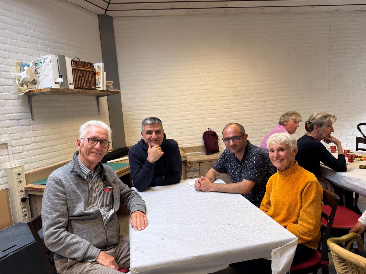 In buurthuis De Bron in Leusden genoten we met meer dan 100 mensen van een warm en smakelijk ontbijt, georganiseerd door de vrijwilligers van SECU. Wat het extra bijzonder maakte: samen aan tafel met onze Nederlandse buren en de ontmoeting tussen verschillende culturen.