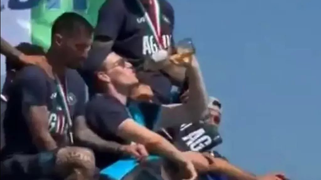 Record_Sport's tweet photo. Scott McTominay swigs whisky, smokes fags and drinks Tennent's Super as McFratm steals show at Napoli title party 🥃🏆🇮🇹🏴󠁧󠁢󠁳󠁣󠁴󠁿

https://t.co/dWaL9112DK https://t.co/V6AUKp4i2o