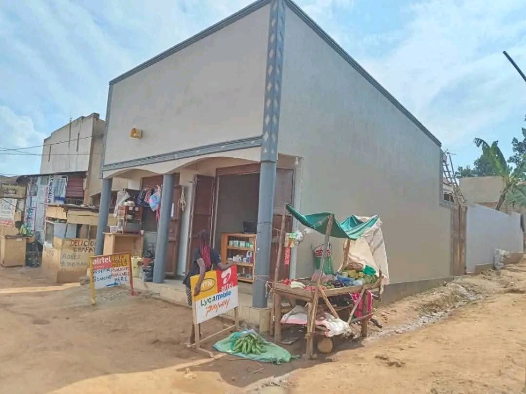 shukranproperty's tweet image. SHOP AND RENTALS FOR SALE

#2Commercial Shops
 #1Double room
#1Single room

Located in  #Namugongo, Bukerere

Monthly Income of #900k

Plot Size:  #30ft X 60ft (agreement  sale)

Selling Price #55m_Ugx

0706 592 177