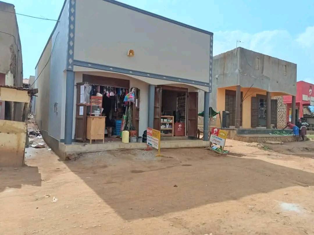 shukranproperty's tweet image. SHOP AND RENTALS FOR SALE

#2Commercial Shops
 #1Double room
#1Single room

Located in  #Namugongo, Bukerere

Monthly Income of #900k

Plot Size:  #30ft X 60ft (agreement  sale)

Selling Price #55m_Ugx

0706 592 177