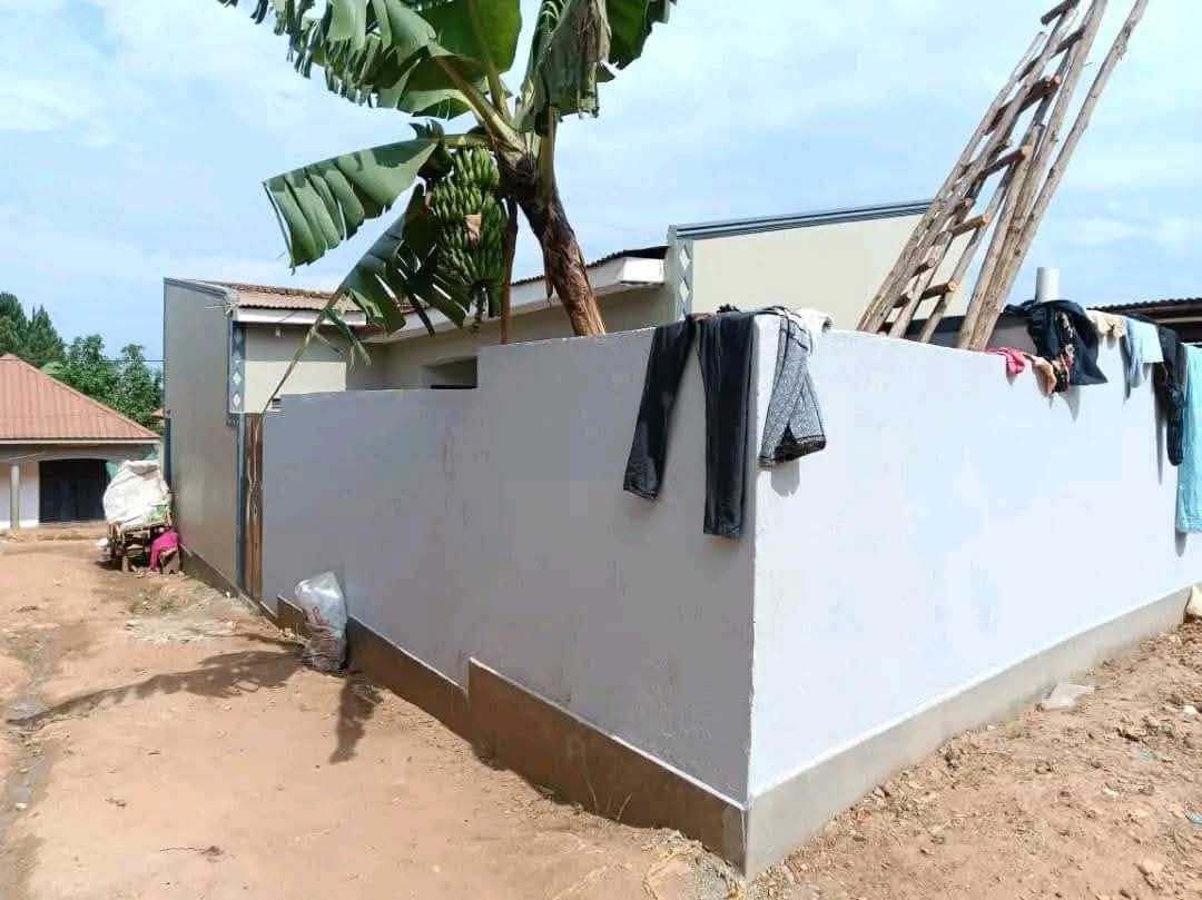 shukranproperty's tweet image. SHOP AND RENTALS FOR SALE

#2Commercial Shops
 #1Double room
#1Single room

Located in  #Namugongo, Bukerere

Monthly Income of #900k

Plot Size:  #30ft X 60ft (agreement  sale)

Selling Price #55m_Ugx

0706 592 177