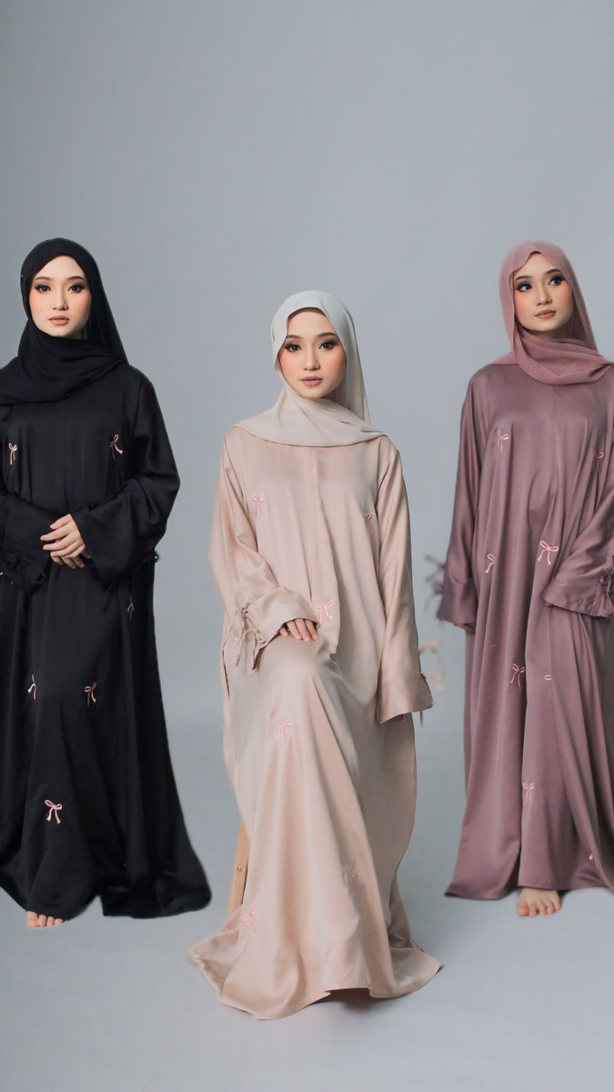 mirrr0_'s tweet photo. I nak clearkan stock jubah ni tinggal 20pcs je 🥹😭 please tolong i RT/ share/ like incase ada yang berminat nak beli jubah untuk raya haji nanti.

Harga asal RM169 i nak jual RM99 je. Please tolong i 😭 material premium satin, walaupun flowy memang tak melekap &amp; tak jarang. https://t.co/d1duiclHMv