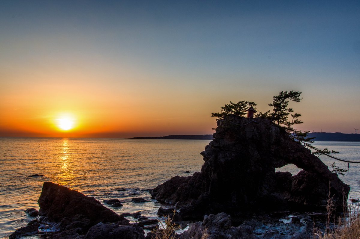 『能登の夕景』

石川県志賀町にある機具岩と日本海に沈む夕日。

長野に住んでると海に沈む夕日は中々見れないので最高の景色でした。

今夜は牛丼とニラ玉で🍻

今日も一日お疲れ様。

#ファインダー越しの私の世界 #写真好きな人と繋がりたい #PENTAX