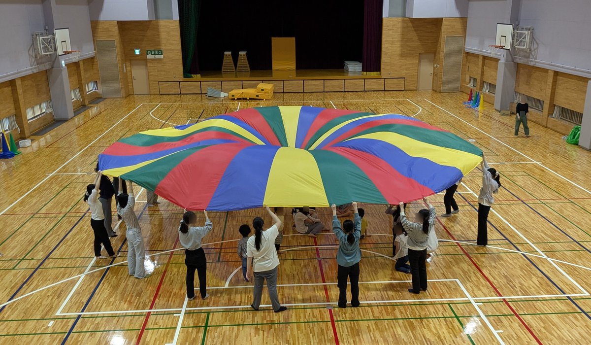 第12回目のハロハロを開催しました。対面はご家族9組（保護者15名、子ども15名）、学生17名の計47名、Zoomは5名にご参加いただきました。皆さん、お忙しいなかご参加いただきありがとうございました。#不器用な子　#運動が苦手な子　#発達の気になる子　#発達支援　#子育て支援