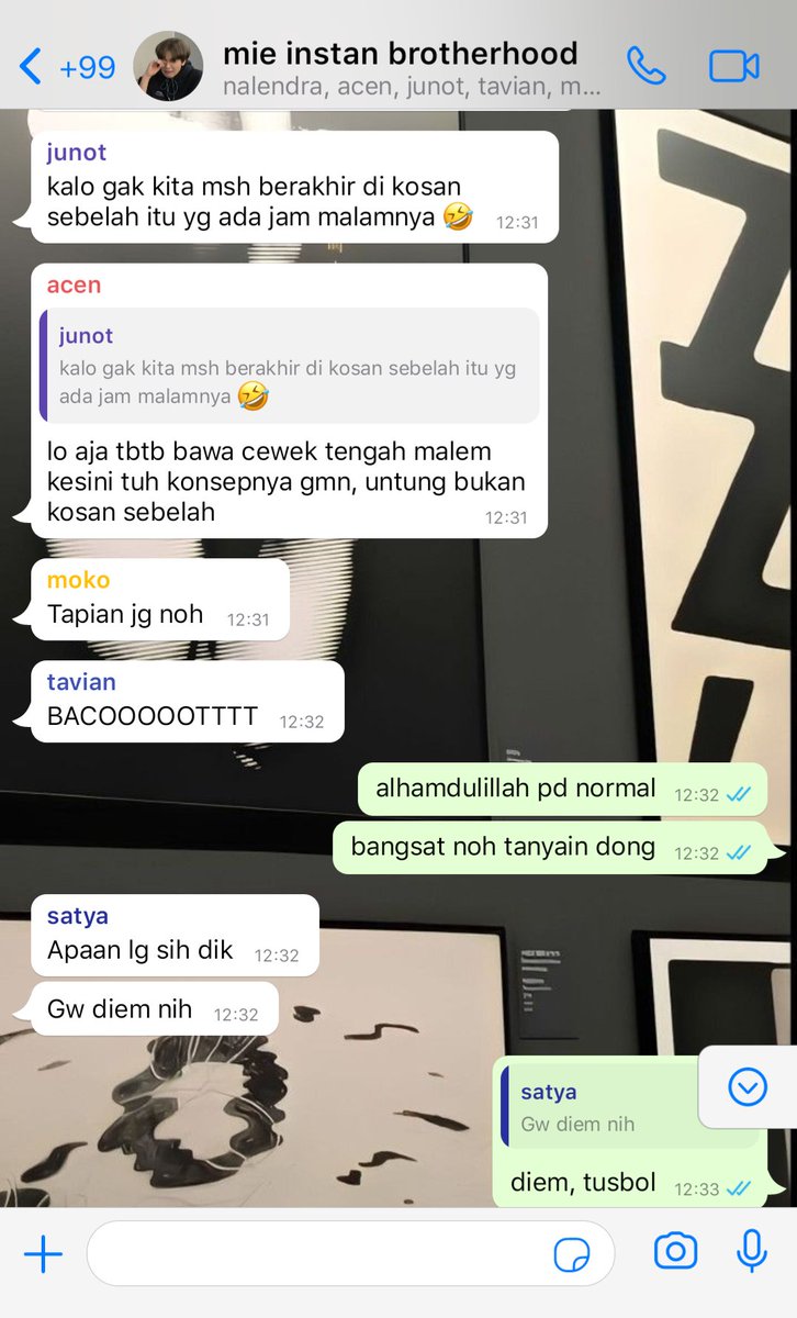 amarantcy's tweet image. 002. grup chat kosan Adikara. jadi keluarga Nalen punya 1 rumah 2 lantai yg kamarnya tuh 7, dan disewain perkamar gitu sejak Nalen kuliah. pas deh ketemu mereka ini...