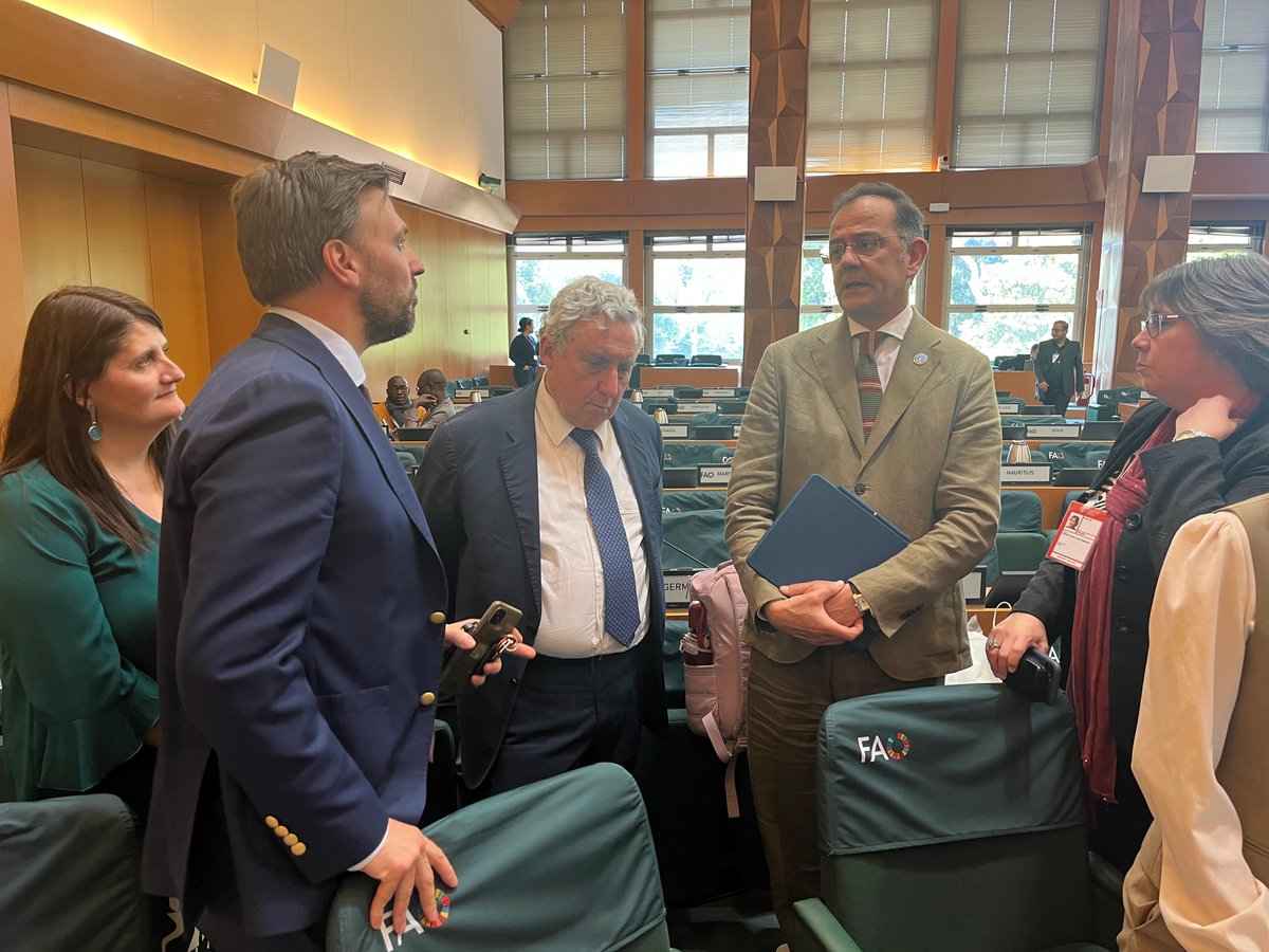 MisionChileFAO's tweet photo. El Representante Permanente Embajador Vivaldi con el Director de la División Pesca de la @FAO Manuel Barange y la delegación de #Chile  al Subcomité de #Acuicultura https://t.co/8RTvXRcQL7