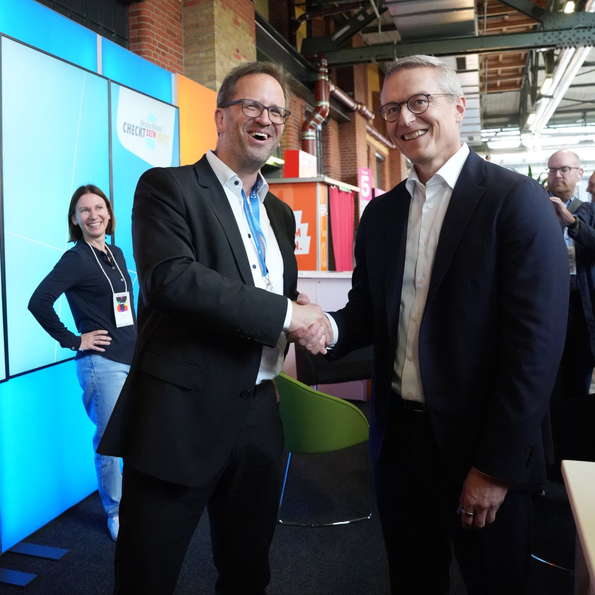 Bundesnetzagentur (@bnetza) on Twitter photo Wir freuen uns über alle Besucher bei der #republica: Auch Karsten Wildberger, Bundesminister für Digitales und Staatsmodernisierung, war zu Gast am Stand der <a href="/bnetza/">Bundesnetzagentur</a> und hat zusammen mit <a href="/Klaus_Mueller/">Klaus Müller</a> zu aktuellen Digitalthemen gesprochen. Wir freuen uns über alle Besucher bei der #republica: Auch Karsten Wildberger, Bundesminister für Digitales und Staatsmodernisierung, war zu Gast am Stand der <a href="/bnetza/">Bundesnetzagentur</a> und hat zusammen mit <a href="/Klaus_Mueller/">Klaus Müller</a> zu aktuellen Digitalthemen gesprochen.
