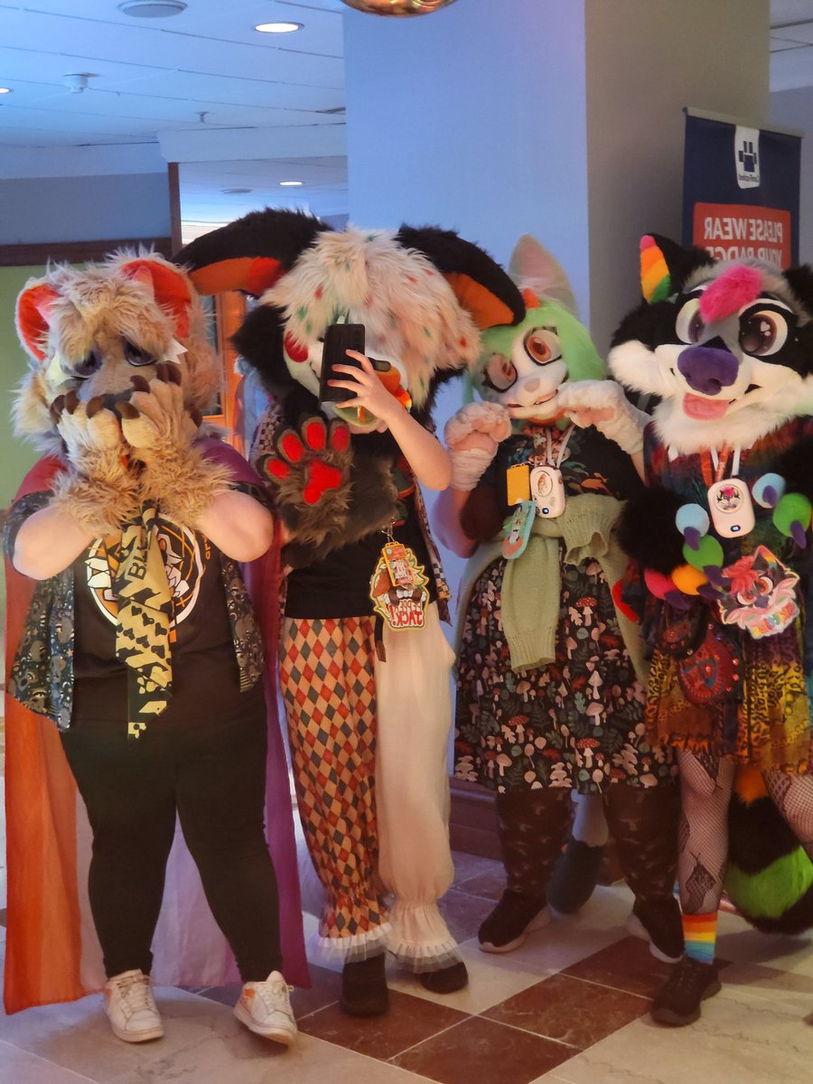 Loved meeting you guysss and hanging out <a href="/daveasourartz/">Daveasour (C0mms OPEN)</a> and <a href="/raccabooo/">Raccaboo</a> <333
(Plus stinky <a href="/lotsofrramen/">LotsOfRamen</a> )