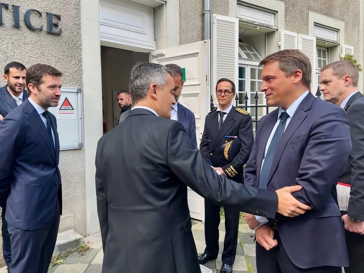 Nicolas Ray (@nicolasray03) on Twitter photo 🇫🇷 Ce matin, le ministre de la Justice, <a href="/GDarmanin/">Gérald DARMANIN</a> , était en visite officielle à Cusset, en réponse à notre invitation.
Lors d’une réunion en présence de <a href="/jslaloy/">Jean-Sébastien Laloy</a> , maire de Cusset et <a href="/Aguilera_Fred/">AGUILERA Frédéric</a> , Président de l’Agglomération, il a confirmé officiellement la construction 🇫🇷 Ce matin, le ministre de la Justice, <a href="/GDarmanin/">Gérald DARMANIN</a> , était en visite officielle à Cusset, en réponse à notre invitation.
Lors d’une réunion en présence de <a href="/jslaloy/">Jean-Sébastien Laloy</a> , maire de Cusset et <a href="/Aguilera_Fred/">AGUILERA Frédéric</a> , Président de l’Agglomération, il a confirmé officiellement la construction