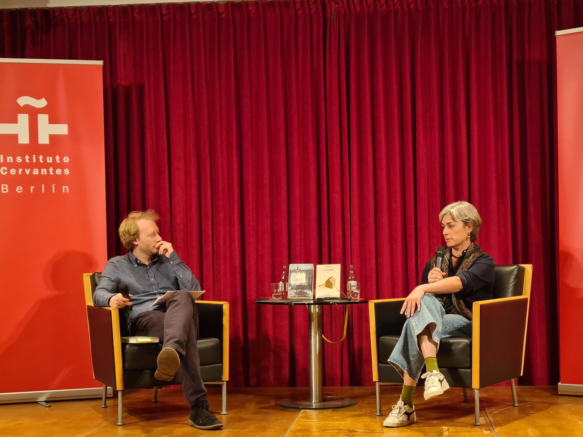 Instituto Cervantes Berlin (@ic_berlin) on Twitter photo 🎤¡Gracias por acompañarnos en la charla con Sara Mesa!
Una ocasión única para escuchar a una de las grandes voces de la narrativa española actual.
📚 Descubre sus libros en nuestra biblioteca: acortar.link/iYHGpT
#CharlasYLecturas
#SaraMesa
<a href="/AnagramaEditor/">Editorial Anagrama</a> 🎤¡Gracias por acompañarnos en la charla con Sara Mesa!
Una ocasión única para escuchar a una de las grandes voces de la narrativa española actual.
📚 Descubre sus libros en nuestra biblioteca: acortar.link/iYHGpT
#CharlasYLecturas
#SaraMesa
<a href="/AnagramaEditor/">Editorial Anagrama</a>