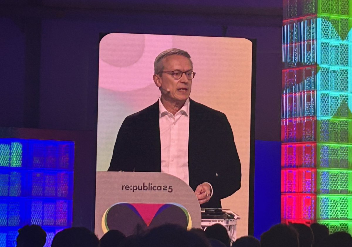 Silke Muelherr (@muelherr) on Twitter photo Digitalminister Karsten *Wildberger* vom @BDMS auf der #rp25 <a href="/republica/">re:publica</a> über seine politischen Prioritäten: „Für die Akzeptanz der Demokratie ist es auch entscheidend, dass im
Rahmen der Digitalisierung Freiheiten bestehen bleiben und offener Diskurs möglich ist.“ Neuer 💨für 🇩🇪 Digitalminister Karsten *Wildberger* vom @BDMS auf der #rp25 <a href="/republica/">re:publica</a> über seine politischen Prioritäten: „Für die Akzeptanz der Demokratie ist es auch entscheidend, dass im
Rahmen der Digitalisierung Freiheiten bestehen bleiben und offener Diskurs möglich ist.“ Neuer 💨für 🇩🇪