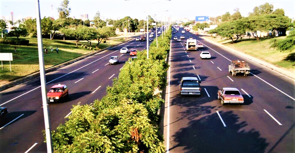 MarioBuffone70's tweet photo. AUTOPISTA URBANA DE MARACAIBO (CIRCUNVALACIÓN Nº 1). #Maracaibo, #Zulia. Acceso al puente General Rafael Urdaneta: 1962. Tramo distribuidor Perijá 2 - La Limpia: 17/4/1963 - 15/1/1964. Tramo La Limpia - Las Delicias: enero 1981-1989. Longitud: 11 kms. #ObrasDeLaDemocracia https://t.co/hr4vkwAfbB