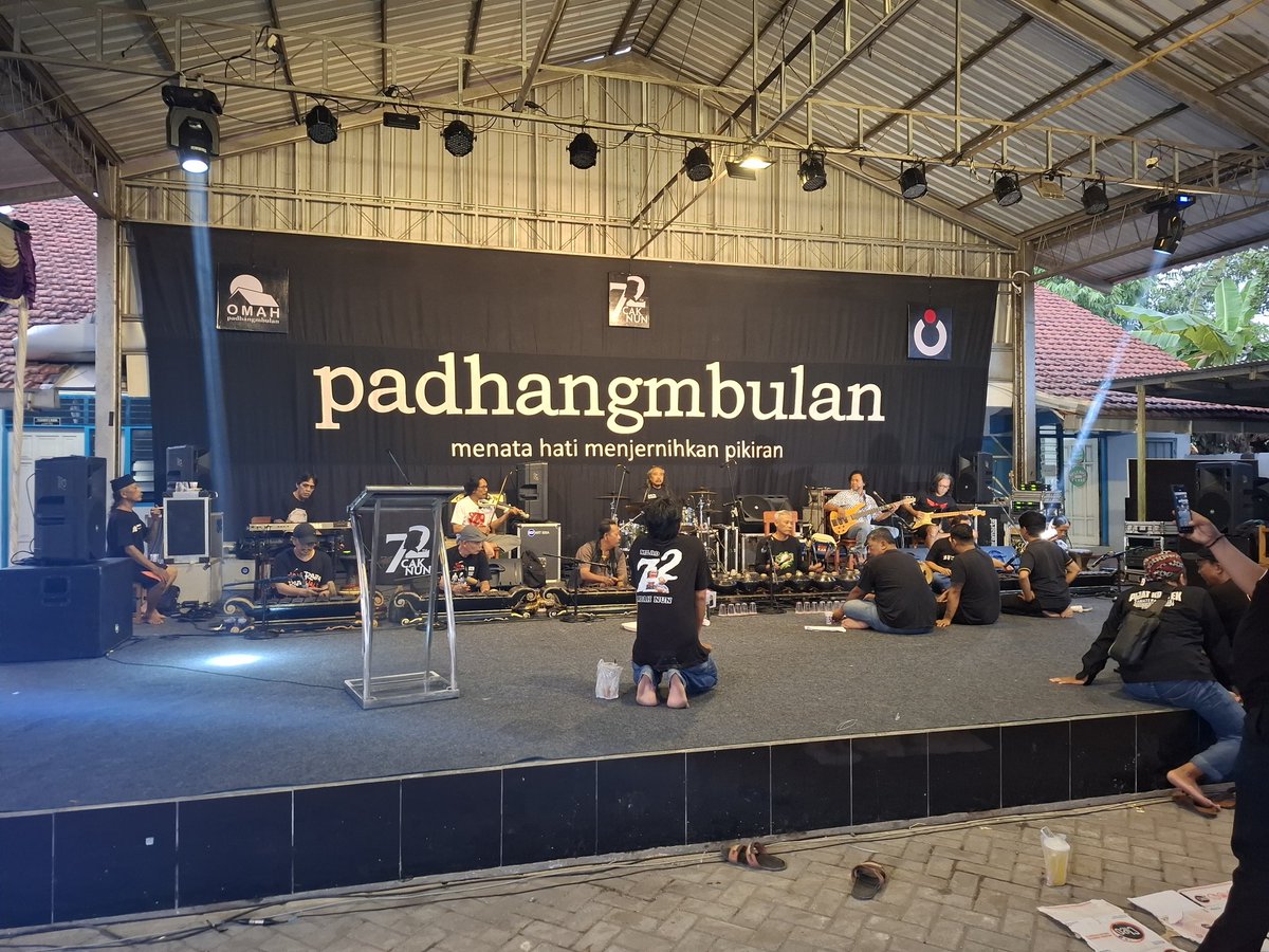 maiyahan's tweet photo. Suasana sore ini di Menturo, persiapan @padhangmbulan 72 Tahun Cak Nun malam nanti.
Saat ini @kiaikanjeng sedang melakukan check sound.
#PBMei
#72TahunCakNun https://t.co/ULNM3p3Asq