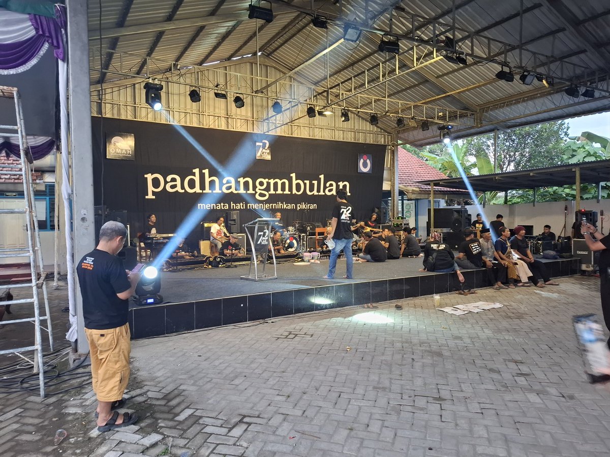 maiyahan's tweet photo. Suasana sore ini di Menturo, persiapan @padhangmbulan 72 Tahun Cak Nun malam nanti.
Saat ini @kiaikanjeng sedang melakukan check sound.
#PBMei
#72TahunCakNun https://t.co/ULNM3p3Asq