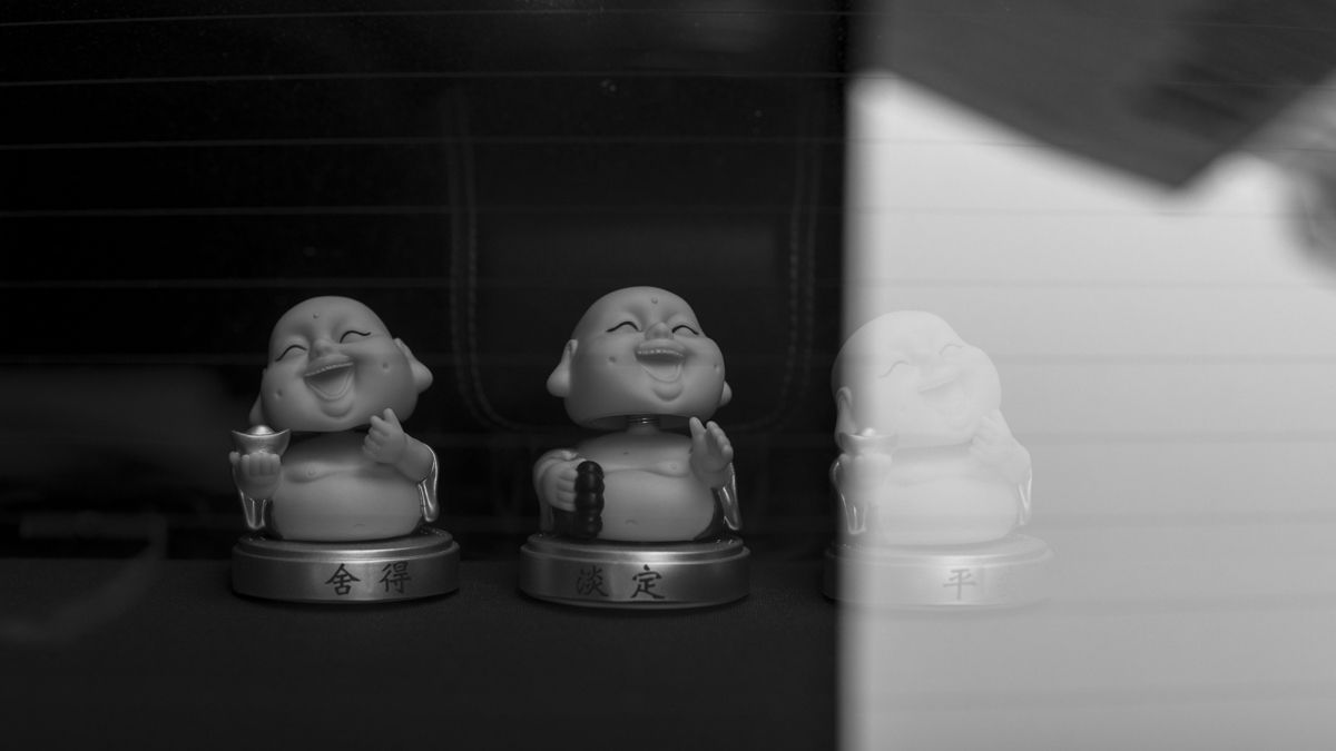 tahniaroberts's tweet photo. Three laughing Buddhas
Three laughing Buddhas caught mid-nod in the back of a sedan.
#streetphotography #blackandwhitephotography #urbanexplorer #laughingbuddha #foundobjects #everyday #sacred #visual #poetry #LOL #moments #CityLife #bobbleheads https://t.co/6v3eyV6bFL