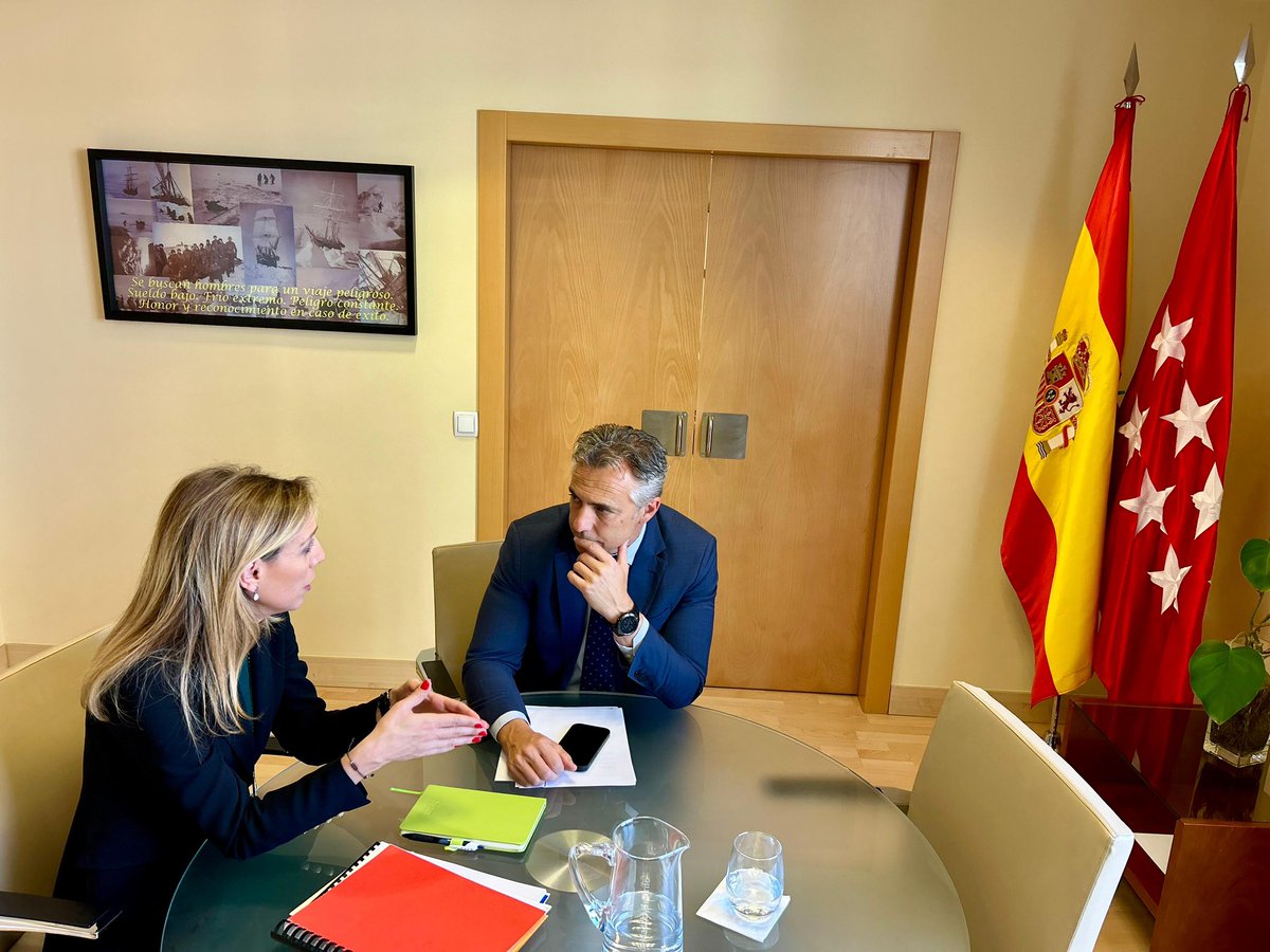 Reunión de trabajo con <a href="/CarlosNovilloPi/">Carlos Novillo Piris</a> Confluir en objetivos comunes y trabajar con lealtad institucional es parte de nuestro compromiso. 

Hoy hemos avanzado en la operativa del Servicio de bomberos, empezando, a corto plazo, con la firma del protocolo de actuación conjunta.