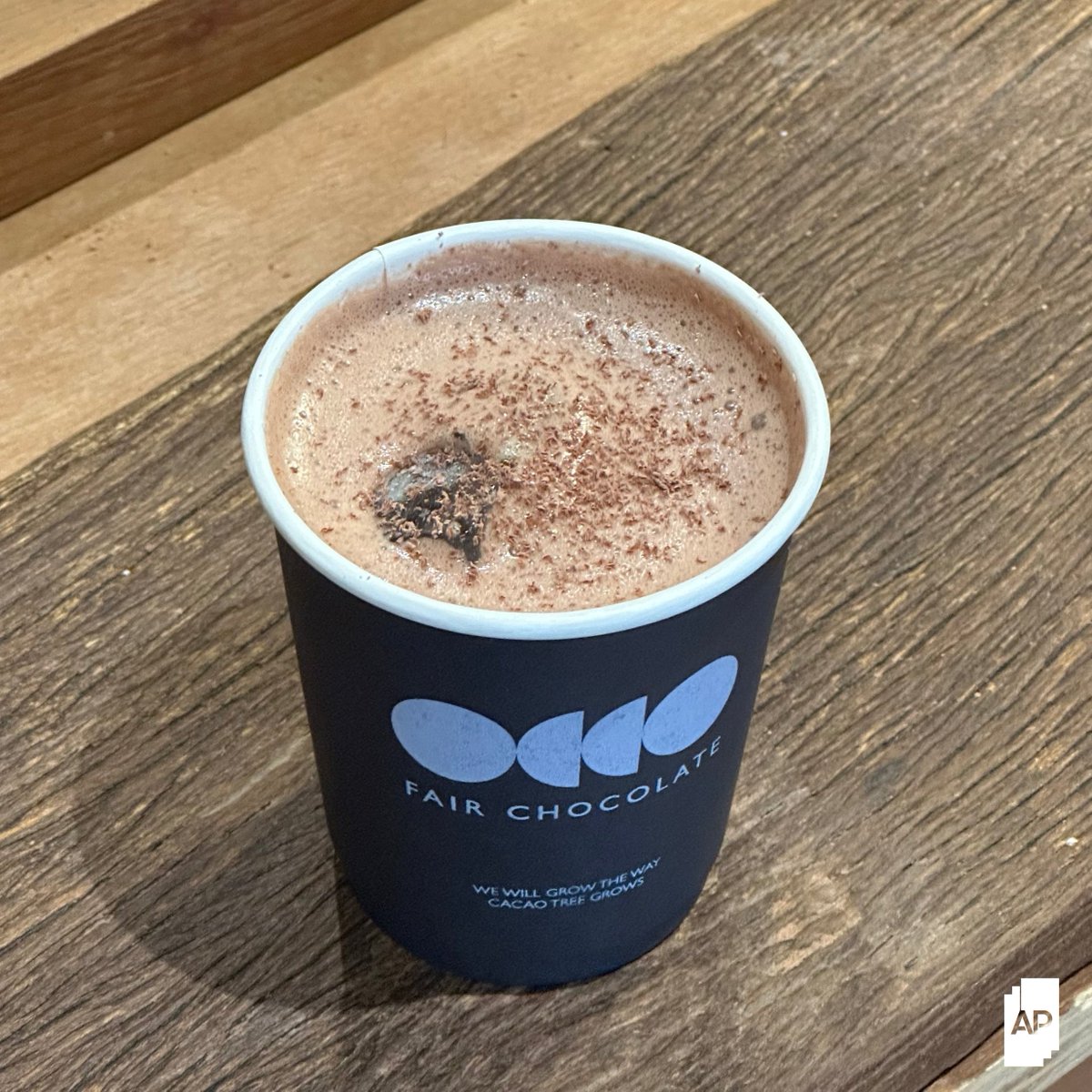 #ย่านรอบAPมีอะไร พาไปคาเฟ่ Up coming โซน #เกาะรัตนโกสินทร์ ร้าน Fair.Chocolate ที่เน้นสนับสนุนเกษตรกรโดยเลือกใช้โกโก้ที่ปลูกในไทย เรียกว่าเป็น Thai Craft Chocolate ได้เต็มปาก เพราะร้านคราฟเองทุกขั้นตอน คั่ว บด ปรุง ออกมาเป็นช็อกโกแลตที่เข้มข้น หอม อร่อยสุดๆ แบบที่คนรักช็อกโกแลตต้องมาลอง! 

🚈 เดินทางก็สะดวก ลง MRT วัดมงกรได้เลย 

#รีวิวคาเฟ่ #APThai #ชีวิตดีๆที่เลือกเองได้ #APLivingseries