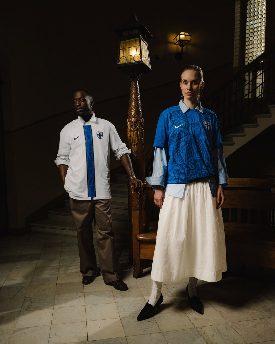 FilippoIJC's tweet photo. Nike e la Federcalcio finlandese svelano le maglie 2025 disegnate a mano da Klaus Haapaniemi, artista finlandese di fama internazionale: home bianca con striscia artistica, away blu con motivi decorativi. 🇫🇮

Pareri?
#footballshirt #ItalianJerseyCollector https://t.co/i7mTvdojJb