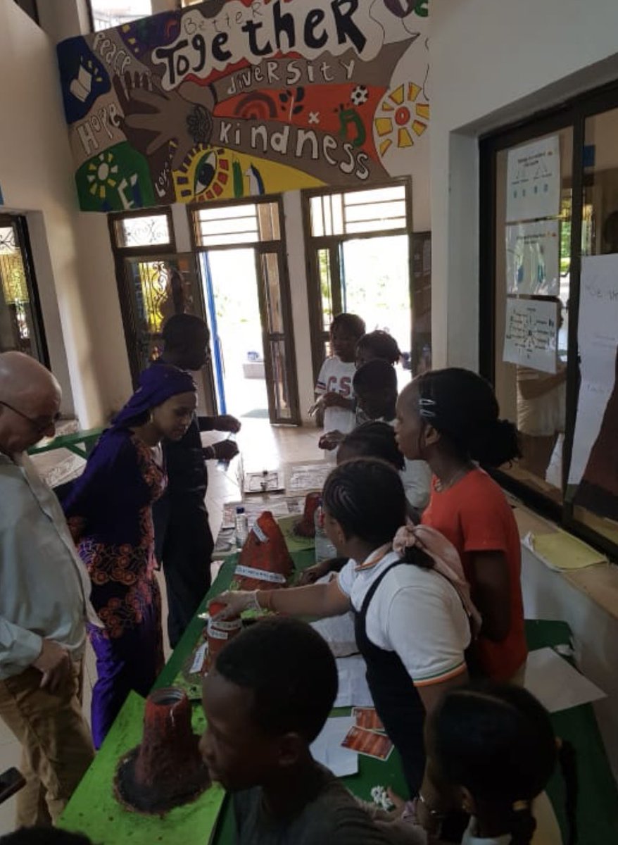 CSIgroup_sn's tweet photo. Fête de la Science à la Bilingual School of Bamako. Une superbe journée placée sous le signe de l'expérimentation et de la démarche scientifique, sous le regard des parents d'élèves. https://t.co/SGN6pIjGSJ