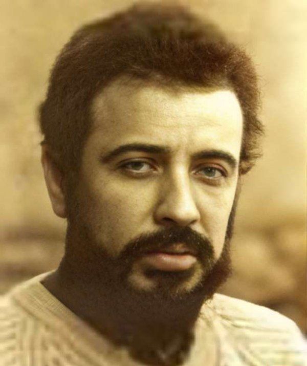 yamahde1401's tweet image. یکی مثل علی حاتمی فیلم می سازد و از ظلم تاریخی غرب علیه ملتش می گوید.
یکی هم مثلِ سعید روستایی با ذهن توالت زده ش وطن را برای غرب سیاهِ سیاه به تصویر می کشد.
اولی جایزه شو از ملتش می گیرد.
دومی جایزه اش را که نه استخوانش را از غرب.
اولی خادم به وطنش است دومی خائن به وطنش.