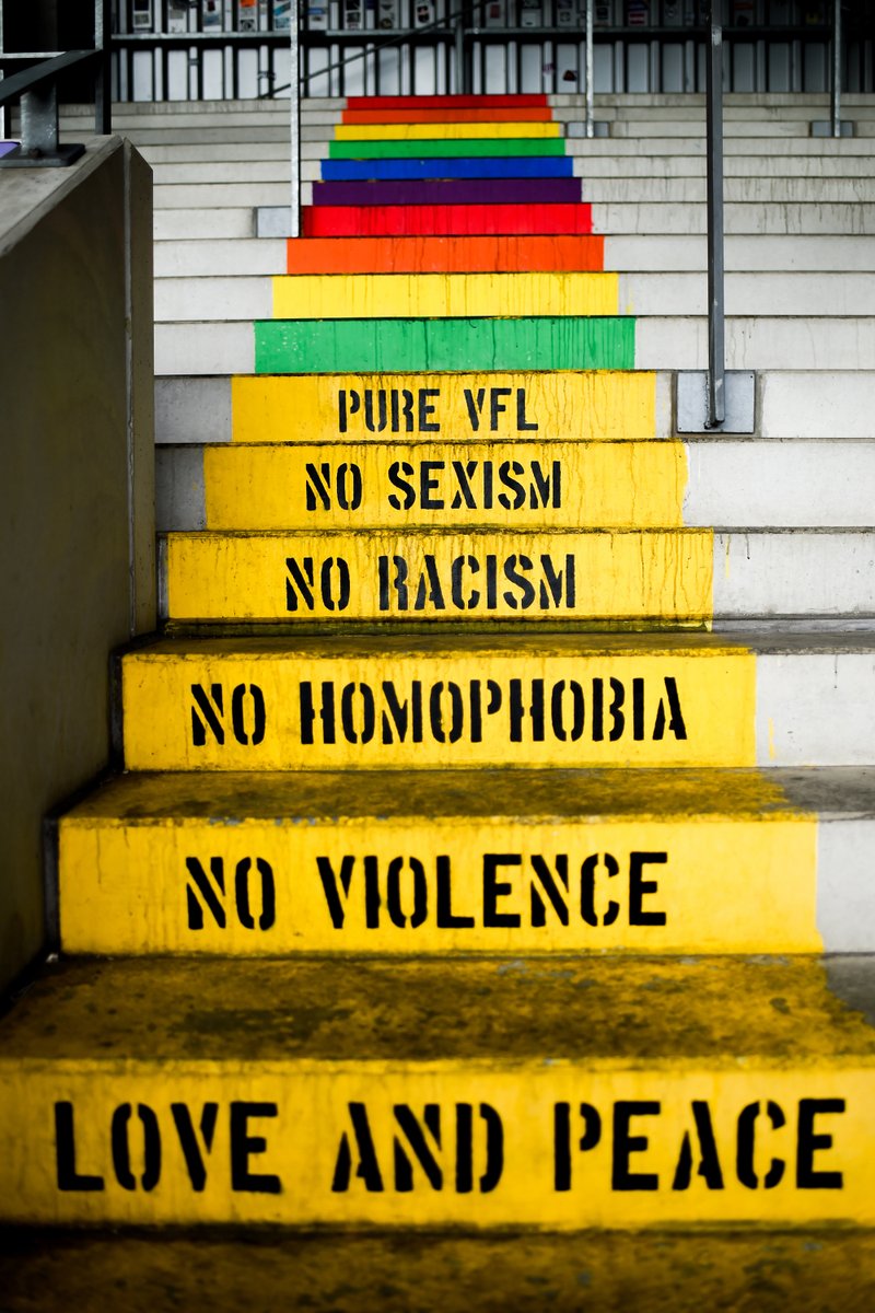 𝗟𝗶𝗹𝗮-𝗪𝗲𝗶𝘀𝘀 𝗶𝗺 𝗛𝗲𝗿𝘇𝗲𝗻, 𝗱𝗼𝗰𝗵 𝗶𝗻 𝘂𝗻𝘀𝗲𝗿𝗲𝗿 𝗚𝗲𝗺𝗲𝗶𝗻𝘀𝗰𝗵𝗮𝗳𝘁 𝘁𝗿𝗮𝗴𝗲𝗻 𝘄𝗶𝗿 𝗮𝗹𝗹𝗲 𝗙𝗮𝗿𝗯𝗲𝗻!

Vielfalt bedeutet Zusammenhalt, Respekt und echte Stärke, auf und neben dem Platz. Zum Diversity Tag setzen wir ein Zeichen für Offenheit,