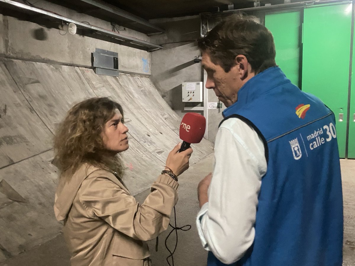 Calle30Madrid's tweet photo. En #MadridCalle30 estamos encantados de participar en la Semana de la Ingeniería #SICMA25 de ⁦@caminosmadrid⁩.
Hoy hemos bajado hasta la galería de emergencia acompañados de @rne 
⁦@MADRID⁩ https://t.co/op7okpScz9