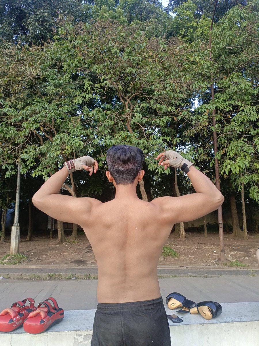 InitialD26's tweet image. Pamer walau badan jelek 🤣🤣