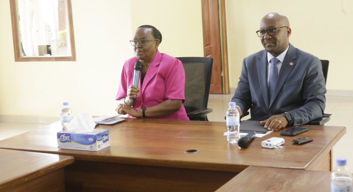 Rwanda Basic Education Board (@rebrwanda) on Twitter photo Uyu munsi, abayobozi n'abakozi b'Urwego rw'Igihugu rushinzwe Uburezi bw'Ibanze bateraniye mu nama yabahuje na Komisiyo y'Igihugu ishinzwe Abakozi ba Leta. Iyi nama yagarukaga ku myitwarire mbonezamurimo iranga abakozi mu gukora kinyamwuga. <a href="/mbanelson/">Mbarushimana Nelson,PhD</a> <a href="/amuganza/">Angelina Muganza</a> <a href="/npscrwanda/">National Public Service Commission l Rwanda</a> Uyu munsi, abayobozi n'abakozi b'Urwego rw'Igihugu rushinzwe Uburezi bw'Ibanze bateraniye mu nama yabahuje na Komisiyo y'Igihugu ishinzwe Abakozi ba Leta. Iyi nama yagarukaga ku myitwarire mbonezamurimo iranga abakozi mu gukora kinyamwuga. <a href="/mbanelson/">Mbarushimana Nelson,PhD</a> <a href="/amuganza/">Angelina Muganza</a> <a href="/npscrwanda/">National Public Service Commission l Rwanda</a>
