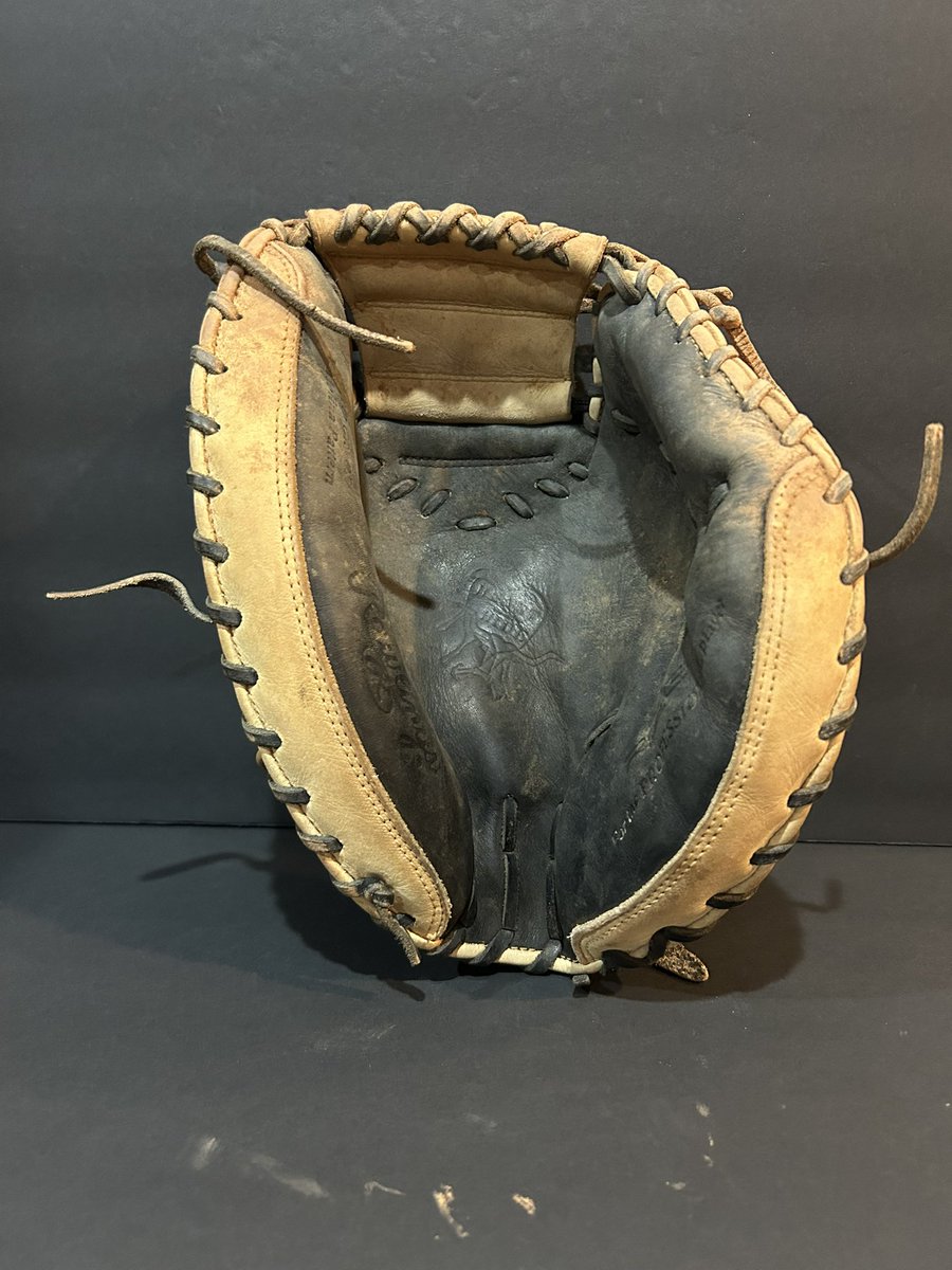 BubWalker81829's tweet image. Clean condition and new internal padding on a sweet Rawlings HOH in black