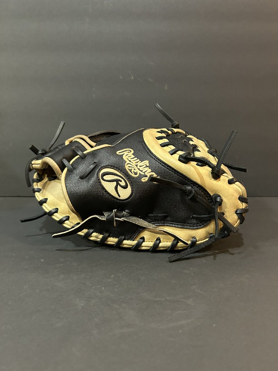 BubWalker81829's tweet image. Clean condition and new internal padding on a sweet Rawlings HOH in black