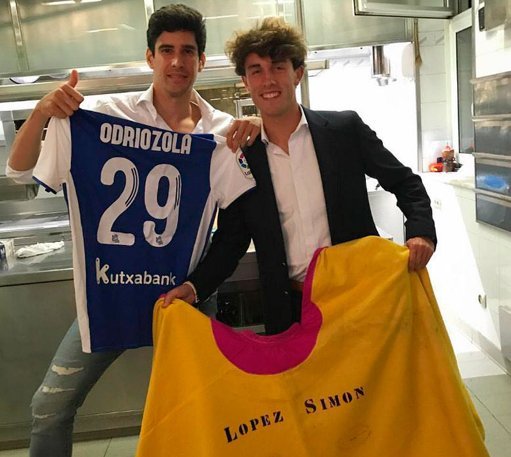 ✳️ Hoy nos vamos a los toros con... Álvaro Odriozola. El futbolista juega actualmente en la Real Sociedad. Sus otras dos pasiones son los caballos y los toros. Le vemos junto a su amigo <a href="/alopezsimon/">Alberto López Simón</a>

#TodosALosToros