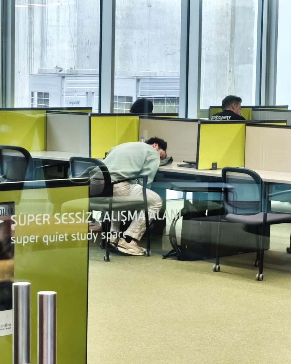 Final / proje döneminde yorgun düşsen de endişelenme MEF Kütüphanedesin kısa bir molanın ardından çalışmaya devam edebilirsin✨