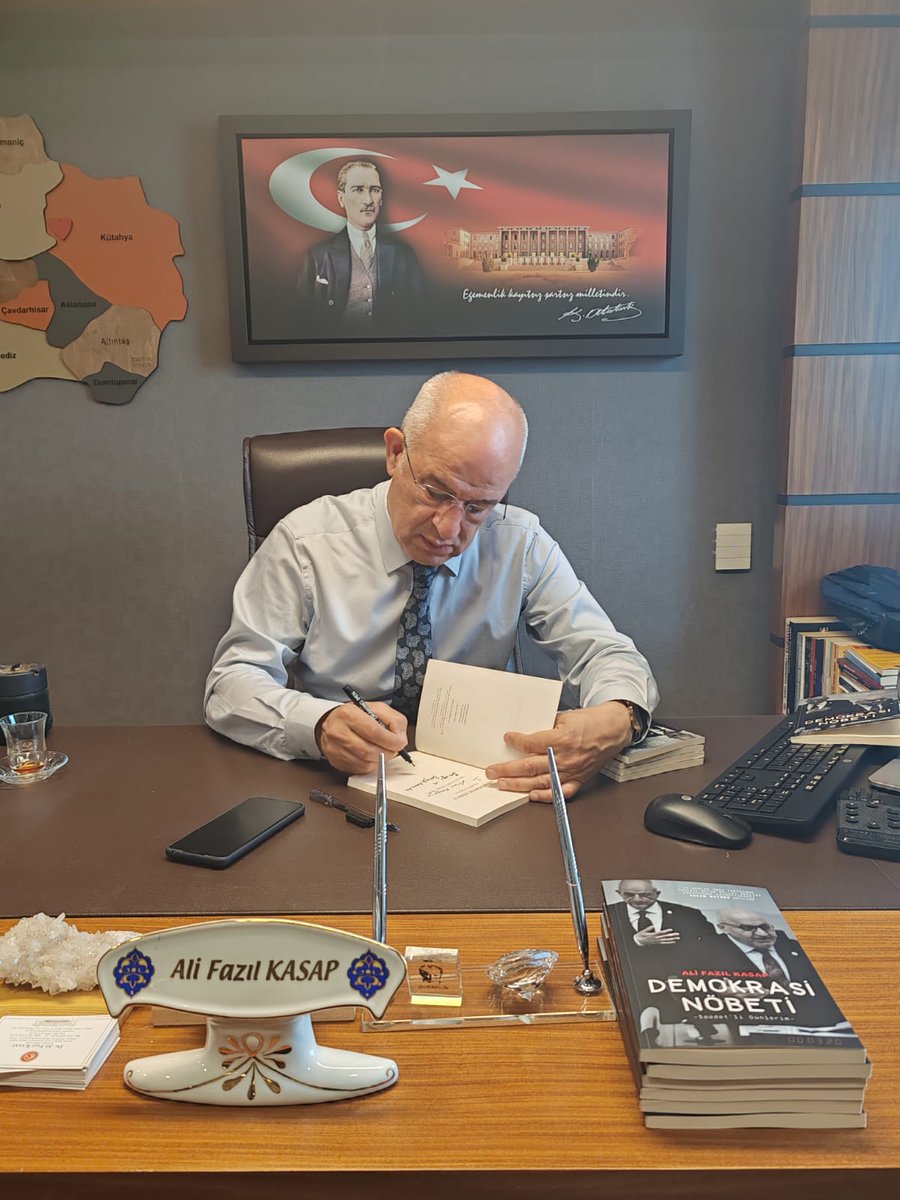 TBMM'de Demokrasi nöbetinde geçen 388. günün ve merhum Hasan Bitmez'in hikayesini yazdığımız "Demokrasi Nöbeti" adlı kitabın tüm gelirlerini Gazze'deki çocuklarımıza ulaştıracağız. #DemokrasiNöbeti