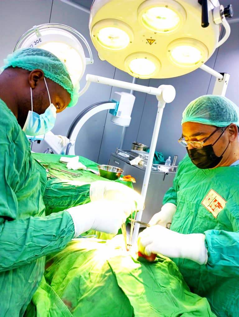 En un hospital angoleño, un médico cubano transforma vidas con su habilidad y compasión. Cada cirugía es un acto de amor, donde su entrega y bondad brillan, ofreciendo esperanza a quienes más lo necesitan. ¡Un verdadero ejemplo de dedicación! 
#CubaSalvaVidas 🇨🇺