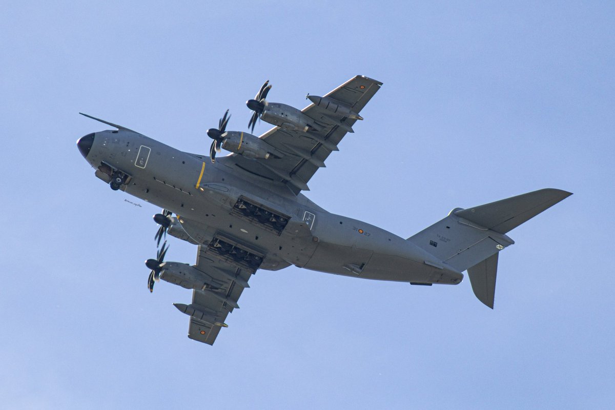 ✈️ Sorpresas que dan gusto 
A-400M del <a href="/EjercitoAire/">Ejército del Aire y del Espacio</a> hoy por Burgos
TK.23-07 (31-27) 
<a href="/Web_AME/">Aeronaves Militares Españolas</a> <a href="/Rosenkevalier/">Enano</a>