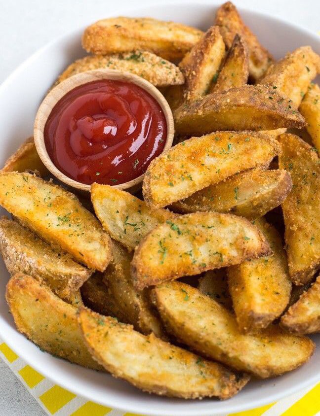 eatsimple_x's tweet image. Cara membuat:

1. Cuci bersih kentang, lalu potong menjadi bentuk wedges (irisan tebal memanjang). Kamu bisa memotong kentang menjadi 8-10 bagian tergantung ukuran kentang.

2. Rebus kentang dengan air dan garam secukupnya selama sekitar 5 menit atau lebih hingga setengah matang.…