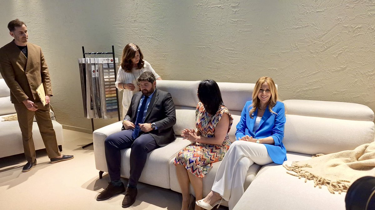 PopularTvMurcia's tweet photo. 🛋️ El presidente del Ejecutivo regional, Fernando López Miras, inaugura la 63 edición de la Feria Regional del Mueble de Yecla (@FMYecla) 

📹 @MariaRocamora06 nos da más detalles en NRM 14:30 https://t.co/76QI2AIqzJ