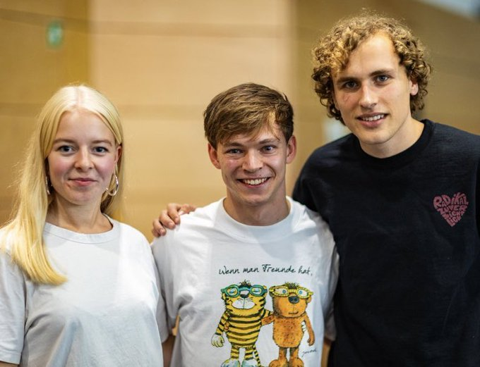 Die Blonde geht zur Fernmeldetruppe, weil die quatscht ja recht gerne, der Kleine in der Mitte kommt zu den Fernaufklärern, weil er sich gut verstecken kann, und der rechts zur Artillerie, auf gehts, ab an die Ostfront.