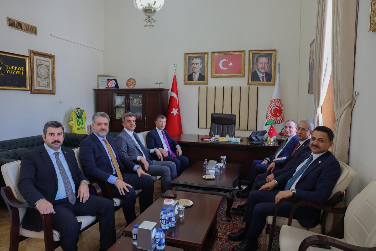 Şanlıurfa’mız için yol arkadaşlarımızla bir araya geldik.

TBMM Başkanvekilimiz Sn. Bekir Bozdağ, kıymetli Milletvekilli arkadaşlarım ve İl Başkanımız Mehmet İlhami Günbeği ile birlikte şehrimizin ihtiyaçlarını, projelerin ilerleyişini ve önümüzdeki süreci kapsamlıca