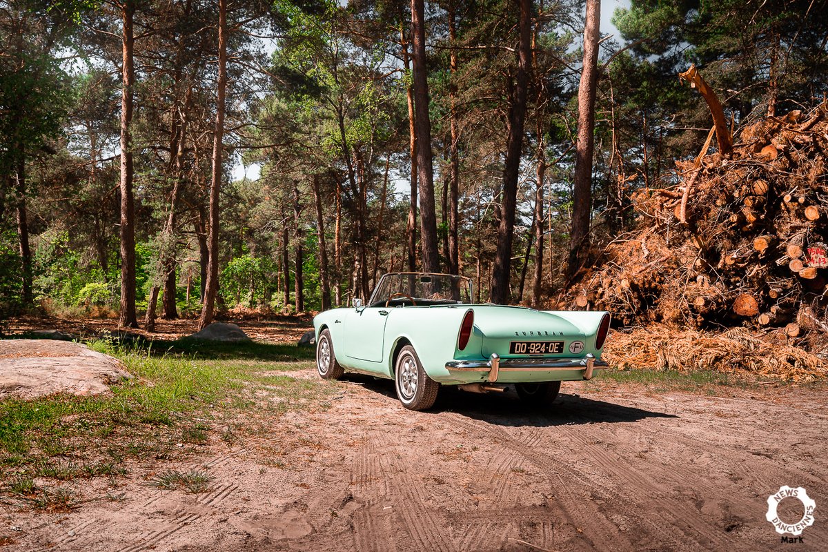 Niveau design, la Sunbeam Alpine était vraiment moderne. En 1959, ses concurrentes c'étaient des MGA ou Triumph TR3A ‼️On la détaille, et on l'essaye, par ici ⬇️ 
newsdanciennes.com/essai-dune-sun…