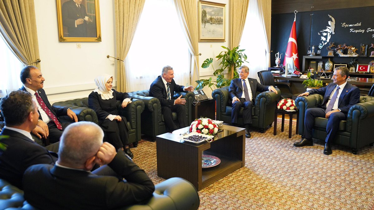 GelecekPartiTR's tweet photo. Genel Başkanımız Sayın Ahmet Davutoğlu’nun 18 Mayıs tarihinde Irak’a gerçekleştirdiği ziyaretler dizisi çerçevesinde, Sayın Genel Başkanımız ve beraberindeki heyetimiz; bölgedeki gelişmeler hakkında siyasi partileri bilgilendirmek, karşılıklı değerlendirmelerde bulunmak ve görüş alışverişi yapmak amacıyla bugün Cumhuriyet Halk Partisi Genel Başkanı Sayın Özgür Özel ve beraberindeki heyeti TBMM’de ziyaret etti.

Genel Başkanımız bu doğrultudaki siyasi temaslarını önümüzdeki günlerde de sürdürmeye devam edecektir.