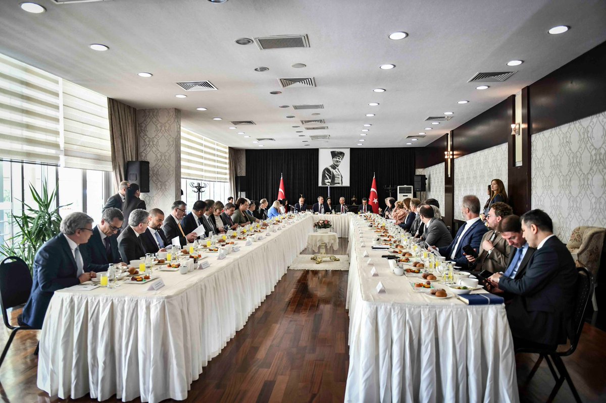 Ankara Büyükşehir Belediye Başkanı <a href="/mansuryavas06/">Mansur Yavaş</a> , bugün AB üyesi ülkelerin büyükelçilerini bir çalışma yemeğinde ağırladı. Görüşmede, AB-Türkiye ilişkilerinin yanı sıra, özellikle belediyelerle iş birliği ve Ankara’ya ilişkin konular ele alındı.
🇪🇺🇹🇷