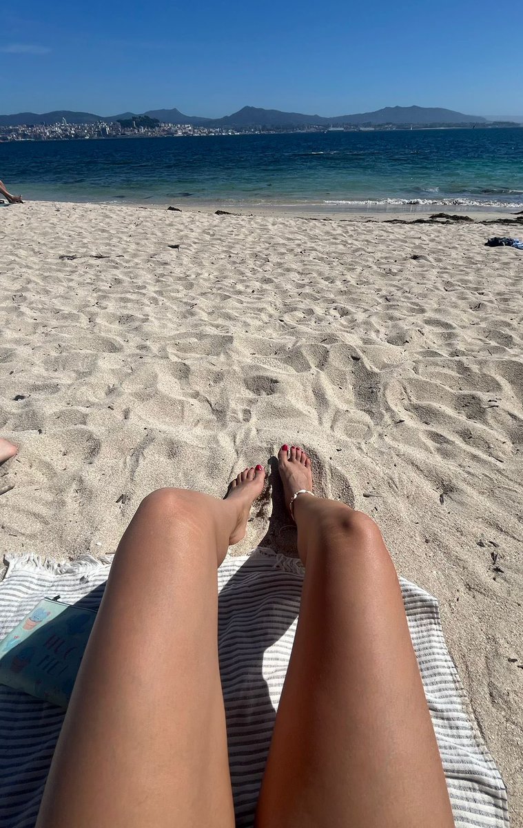 Como me gusta el verano y ponerme morena de pies a cabeza, por cierto, me encantan mis pies🦮